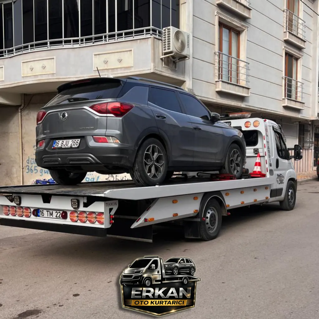 Karacabey oto kurtarıcı kayar kasa çekici üzerinde SUV taşıyor